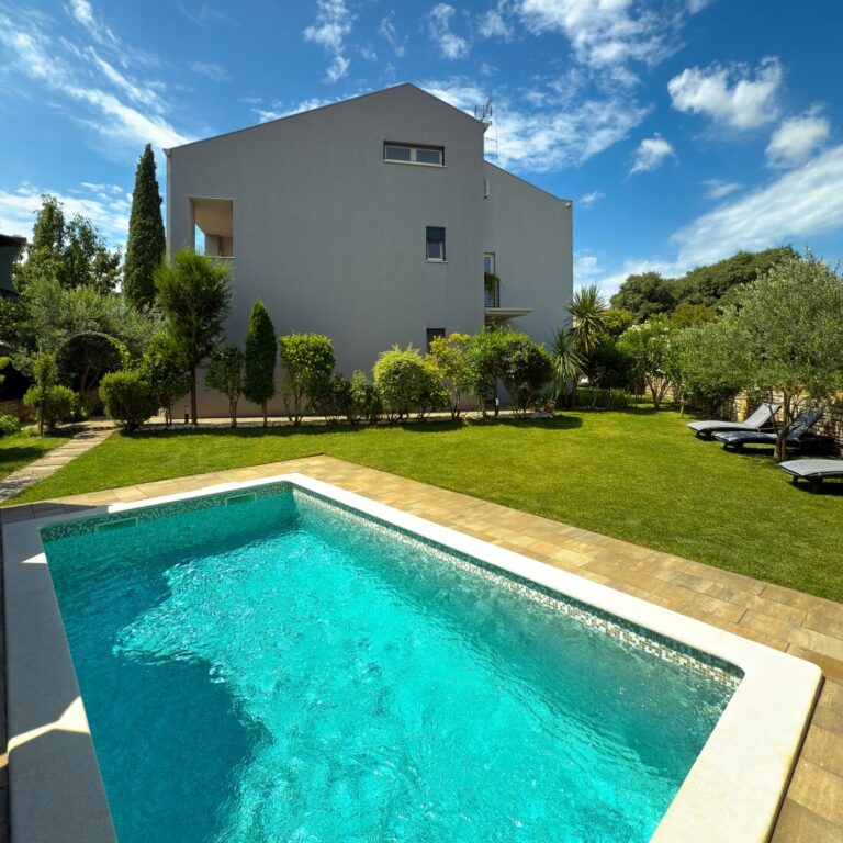 Enjoy the outdoor barbecue and dining area. Ideal for a romantic getaway, family holiday,